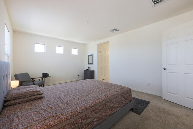 Building Photo - BEAUTIFUL 3 bed + LOFT