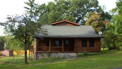 Building Photo - 3 Bedroom 2 bathroom with bonus room log cabin