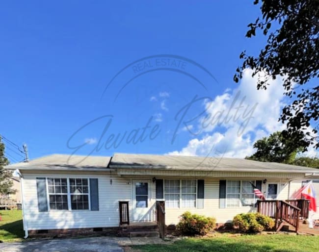 Building Photo - Three Bedroom Ranch with Appliances in Col...
