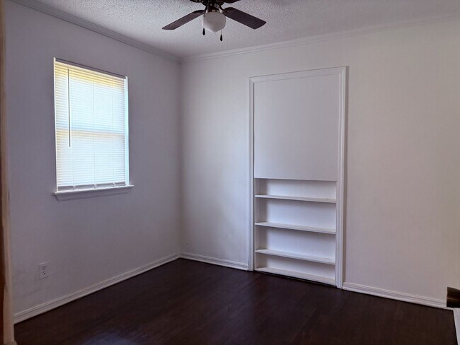 Building Photo - Three bedroom home in South OKC.