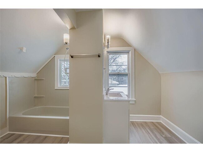 Building Photo - 84 Isabel St W