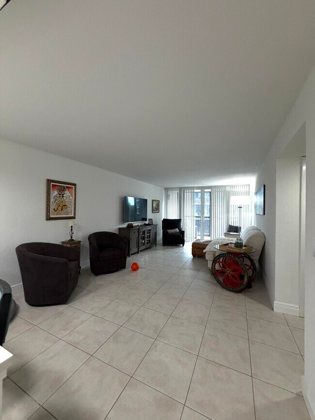 Building Photo - 20 Royal Palm Way