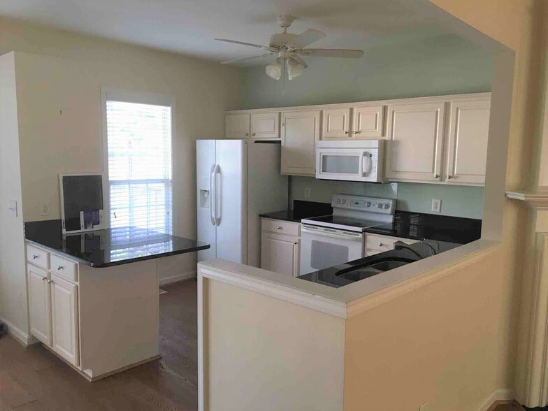 Kitchen - 7042 Mead Lane