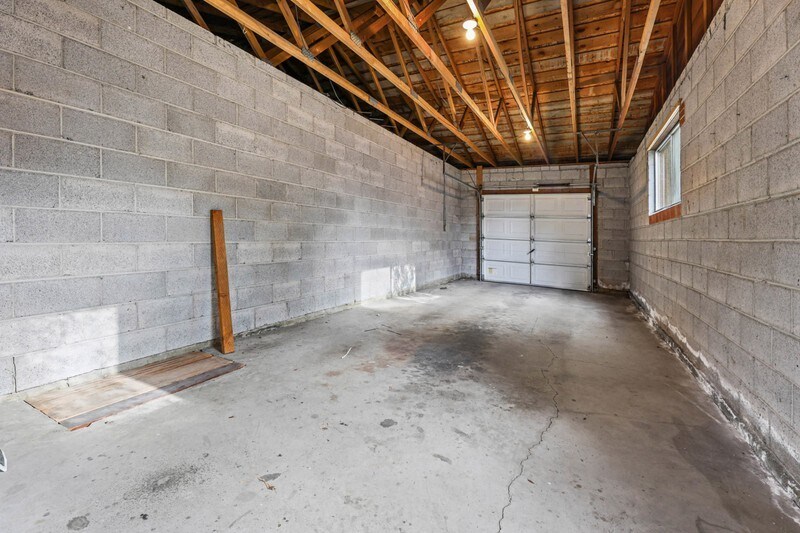 Building Photo - 881 4900 S