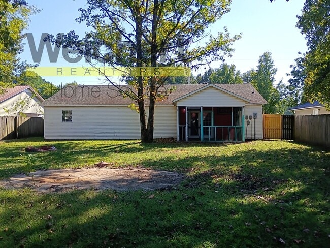 Building Photo - Spacious 3-Bedroom Home with Garage and Sc...
