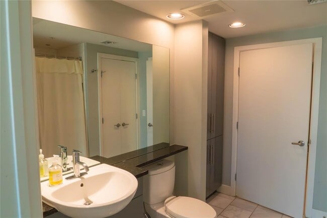 Building Photo - 300 Bowie St