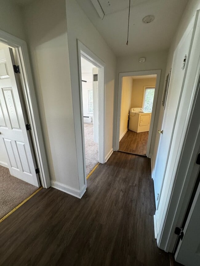 Building Photo - Perfectly sized 2 bedroom 1 bath