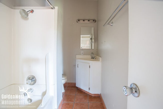 Building Photo - Charming 2Bdm 1Ba Duplex in Greater Corona...