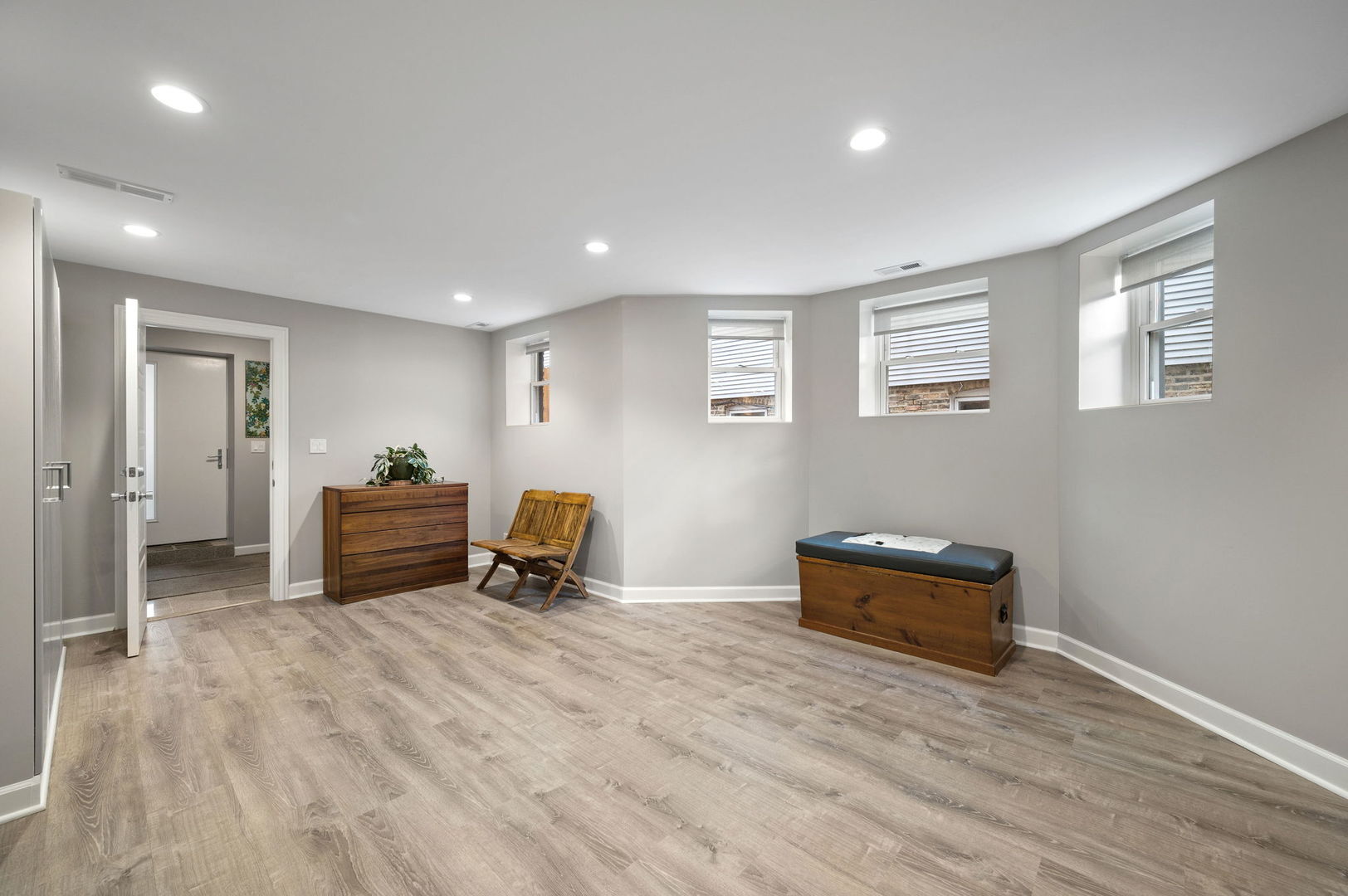 Building Photo - 1252 W Carmen Ave