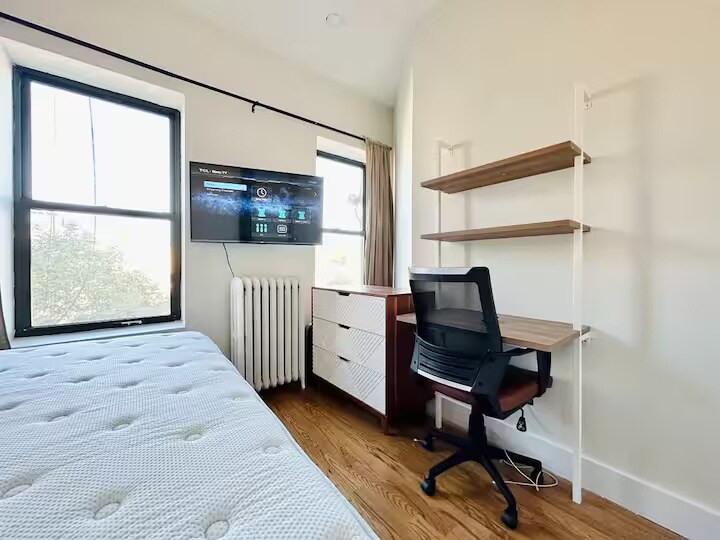 Building Photo - Furnished room/NOT APARTMENT