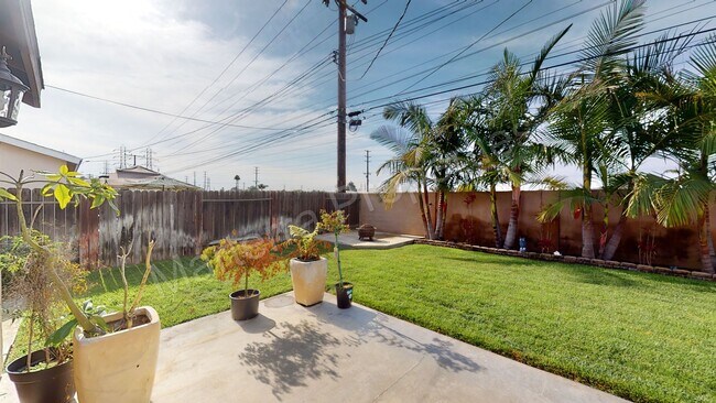 Building Photo - Beautiful 3 Bedroom Home in Huntington Beach