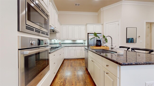 Building Photo - 10920 Wrenwood Manor