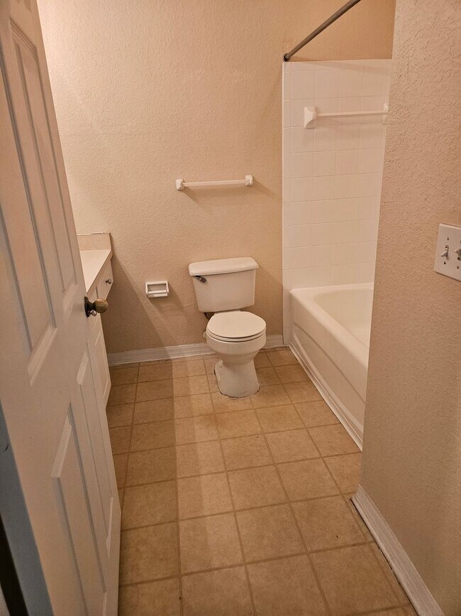 Building Photo - Beautiful First Floor, 1 Bedroom, 1 Bath, corner unit for rent in the Enclave of New Tampa