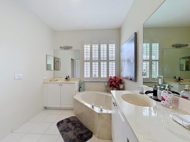 Building Photo - 1343 Shoreline Cir
