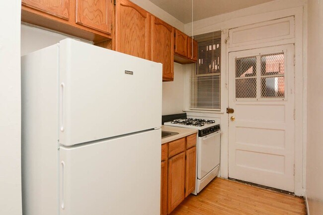 Building Photo - 629.5 W Barry Ave