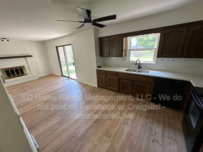 Building Photo - 3870 SW Harbor Dr