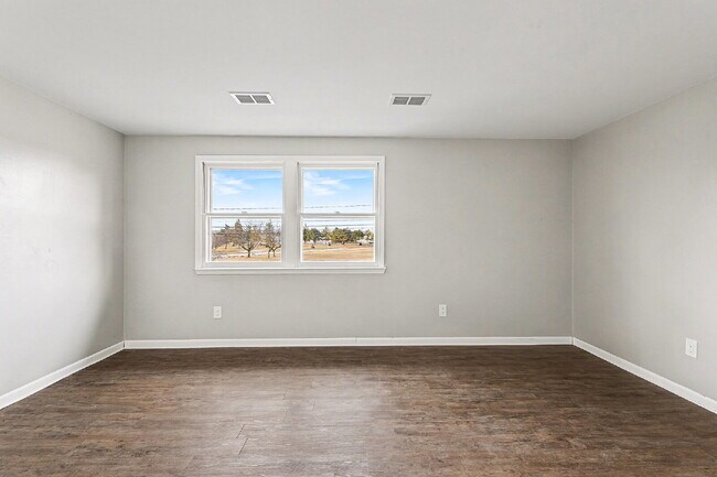 Building Photo - 2 Bedroom Newly Updated Apartment Rental - $1100/Month