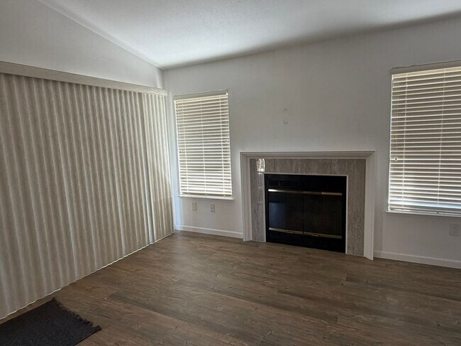 Building Photo - 38695 Huntington Cir