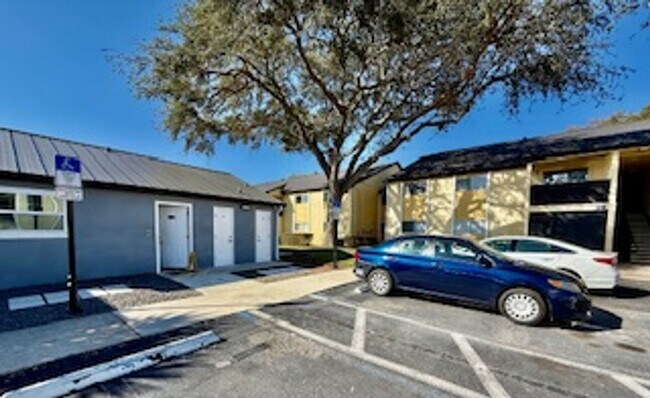 Building Photo - Charming 3-Bedroom, 2-Bathroom Condo in De...