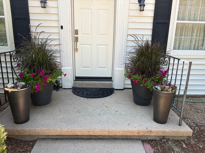 Welcome to Make a Showing appointment ! - 555 Saulsbury St