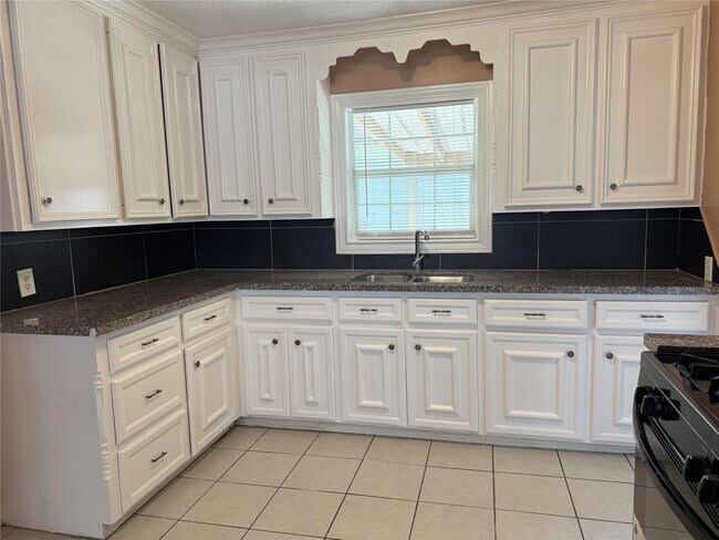 Building Photo - 5424 Nightingale Dr