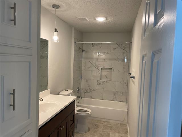 Building Photo - 2921 Village Crest Cir