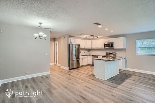 Building Photo - 304 W Fern St