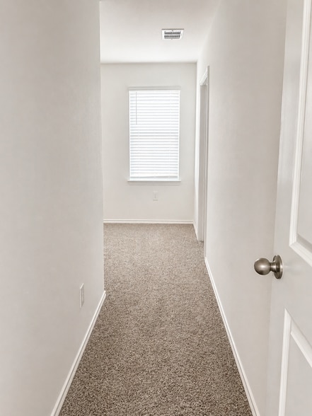Building Photo - 5207 Twin Acorn Ct