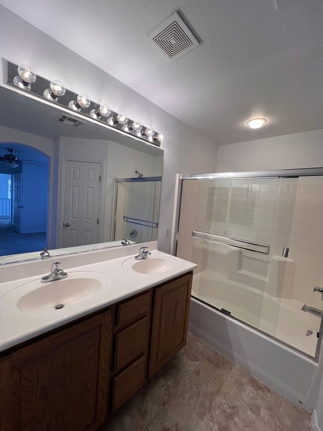 Building Photo - Great 3 Bedroom home in Summerlin area Cha...