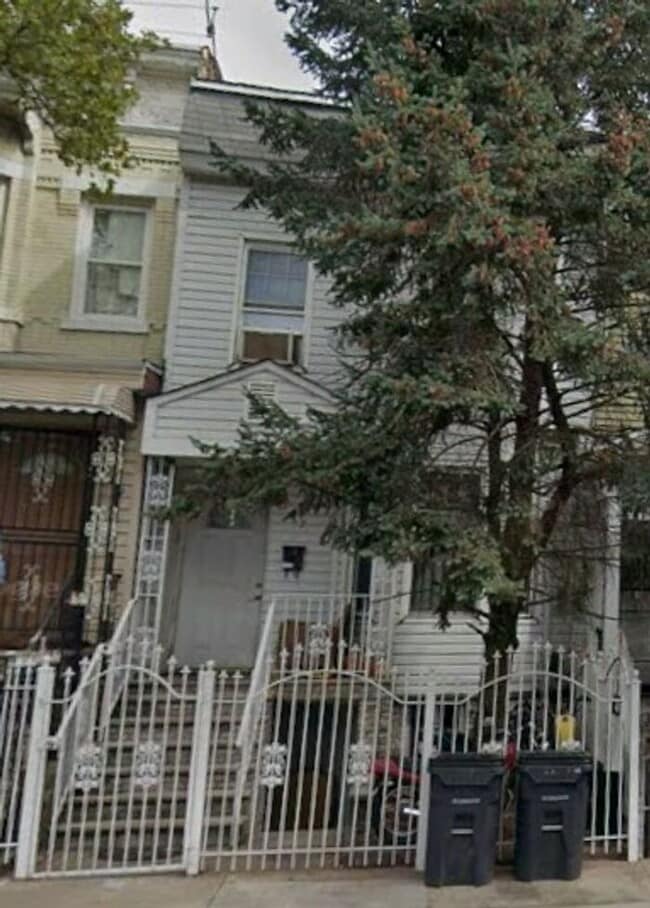 Building Photo - 5BR/1.5BA Row Home with Backyard and Laundry Hookups