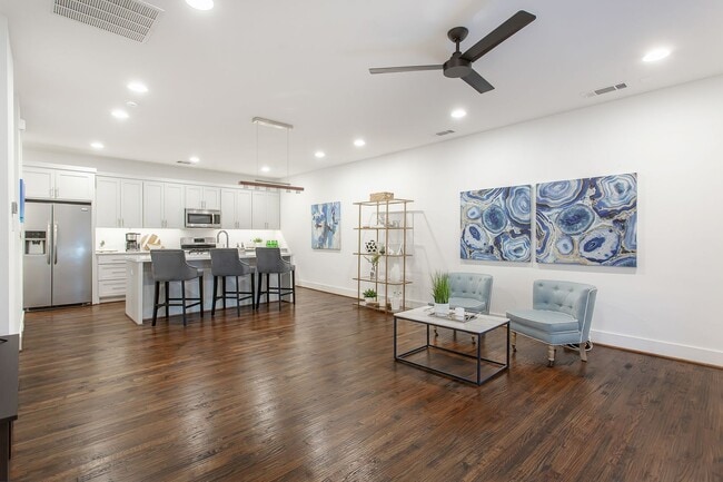 Building Photo - Modern 2 bed, 2.1 Bath townhome, walking distance to Greenville Ave