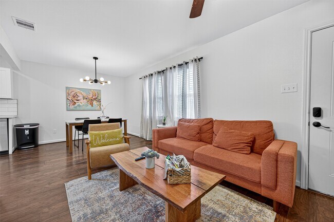 Building Photo - 2212 Rosewood St