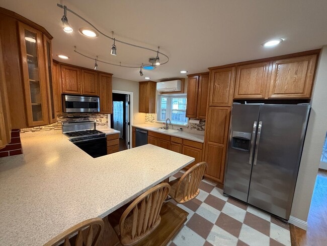 Building Photo - 4 Bed 3 Bath In West Alamo