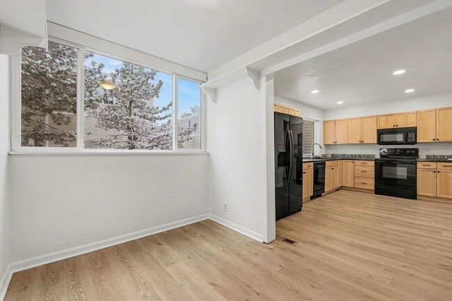 Building Photo - Spacious 2Bed/2.5Bath Townhouse in Central Denver