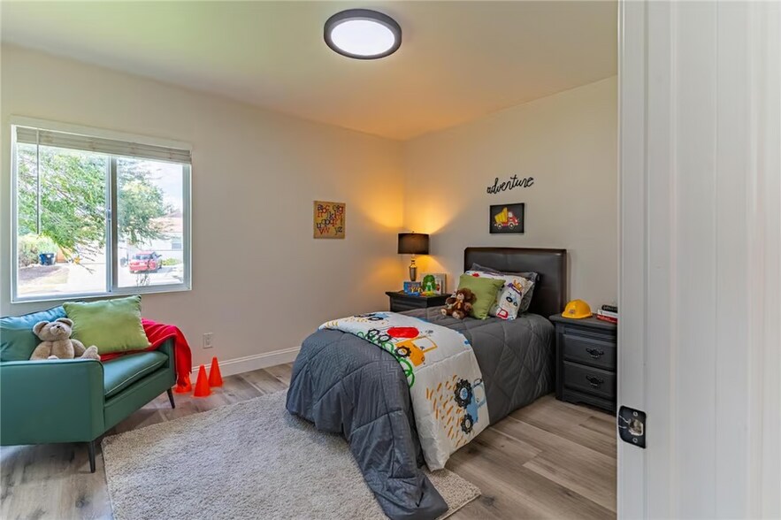 Building Photo - 1649 Crestview Ave