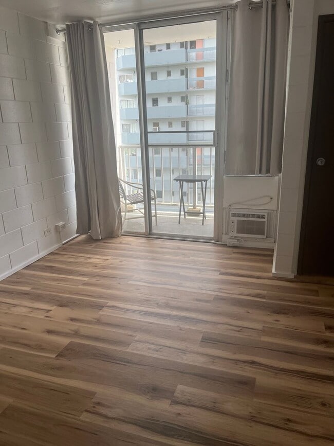 Building Photo - Recently Remodeled Studio In The Heart of Waikiki.