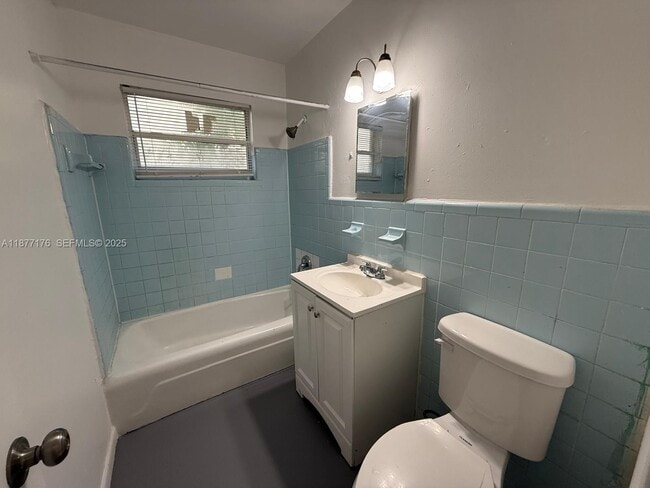 Building Photo - 502 18th St