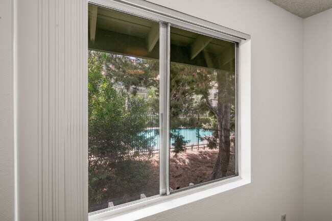 Building Photo - Welcome to your serene 3 BR 2.5 BA Townhome in San Diego!