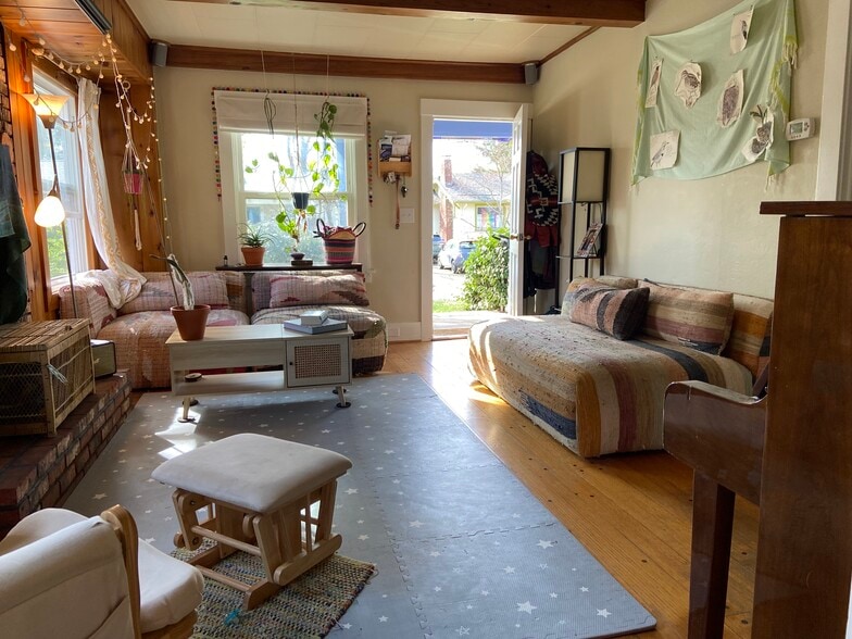 Livingroom - 6814 North Boston Avenue