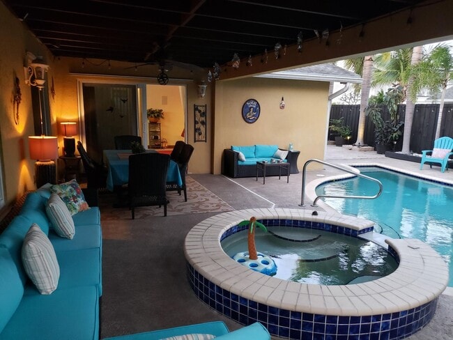 Building Photo - 1402 SW 25th Ave