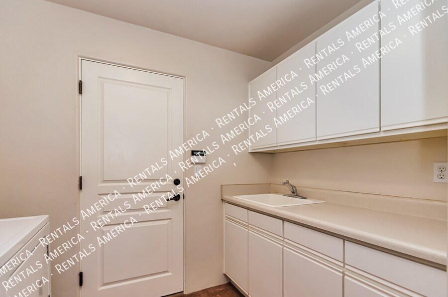 Building Photo - 1711 N Baxter Dr