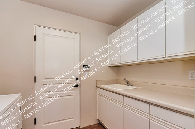 Building Photo - 1711 N Baxter Dr