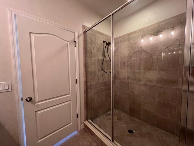 Building Photo - Gorgeous 3 bedroom, 2½ bath, 2 STORY townhome