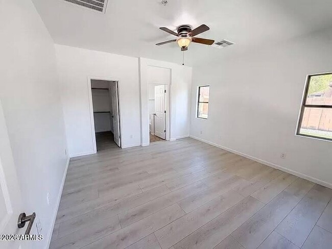 Building Photo - 934 E Overlin Dr