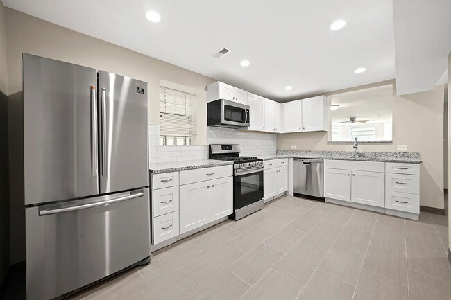 Building Photo - Spacious 2BR, 2BA Haven with Hardwood Elegance right across from Humboldt Park!