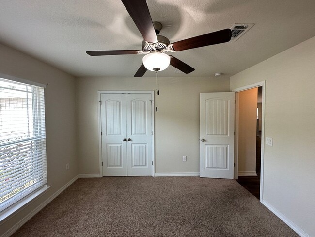 Building Photo - 4 bedroom 2 bath craftsman style home for ...