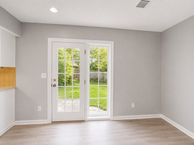 Building Photo - 1400-1528 LaChateau Drive