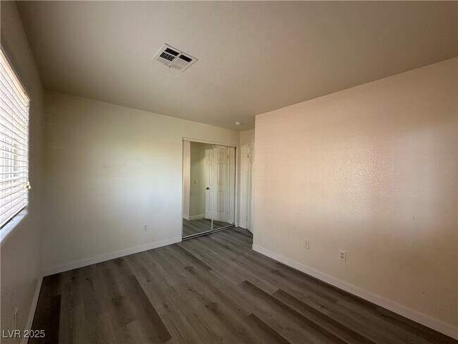 Building Photo - 4730 E Craig Rd