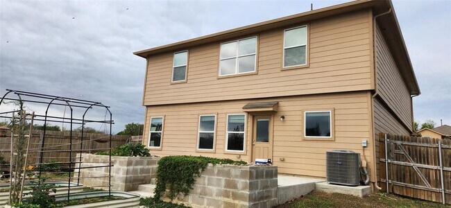 Building Photo - 132 Cibolo Creek Dr
