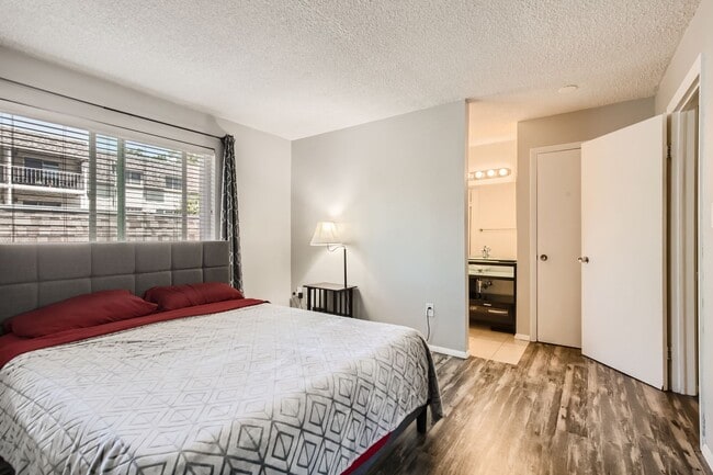 Building Photo - Spacious 1 Bed 1 Bath in the heart of Holly Hills. LEASING SPECIAL SEE INFO BELOW